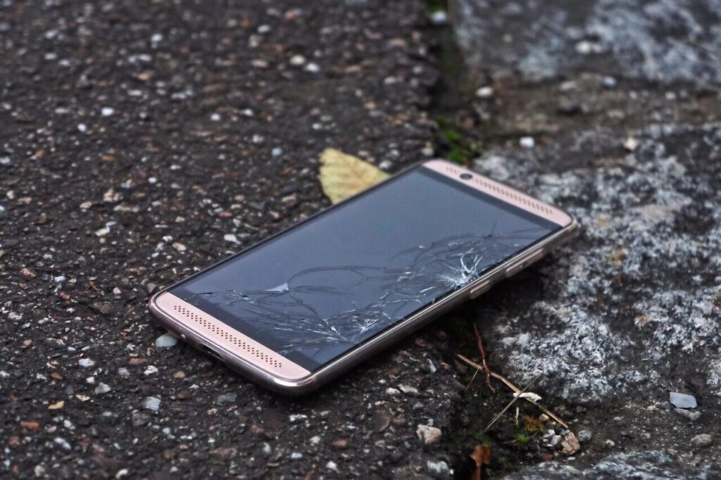 smartphone, mobile, phone, touch screen, screen, display, cellphone, lost, broken, destroyed, defect, black, gold, road